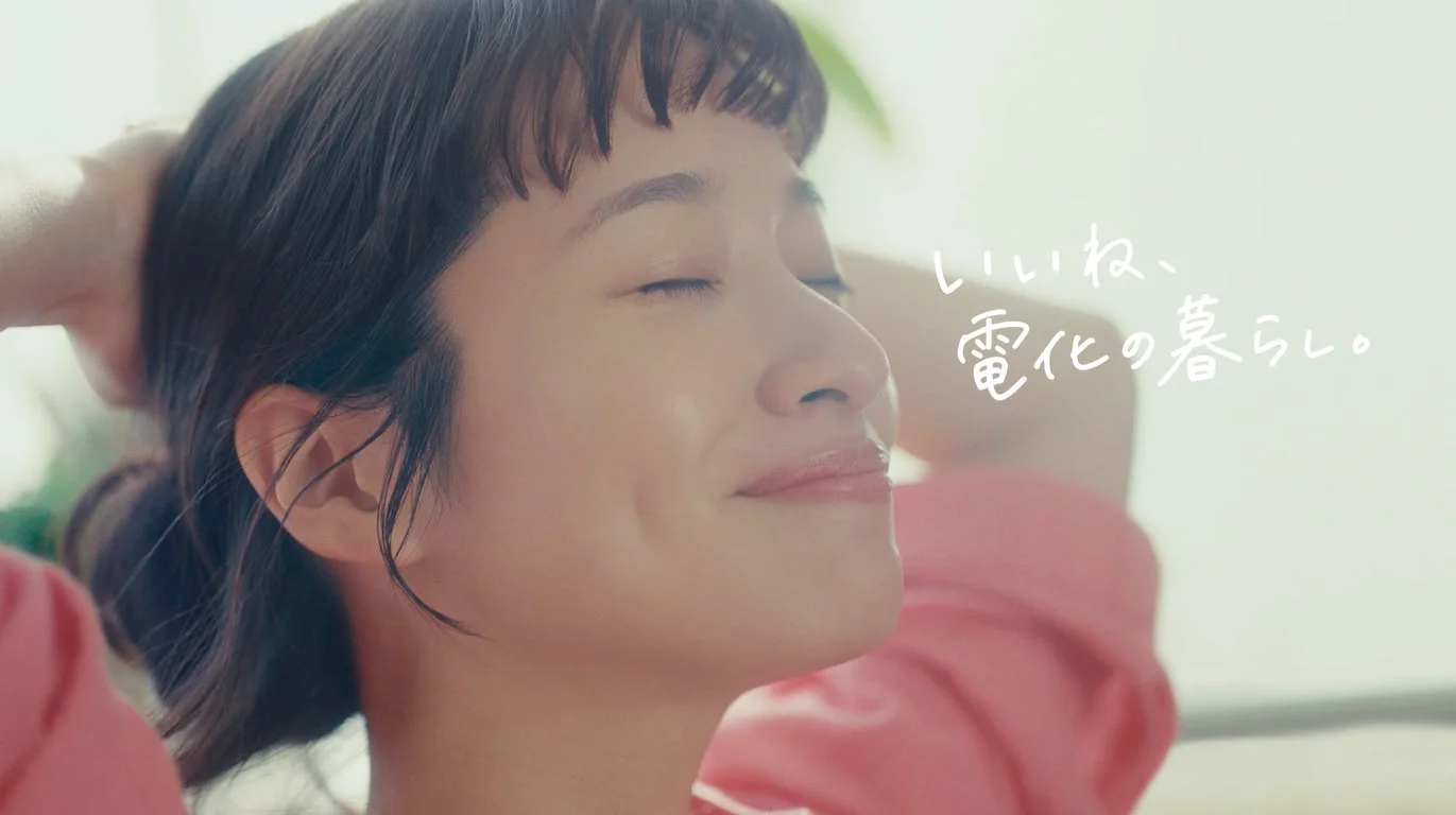 目を閉じて穏やかな笑顔を浮かべる女性のポートレート