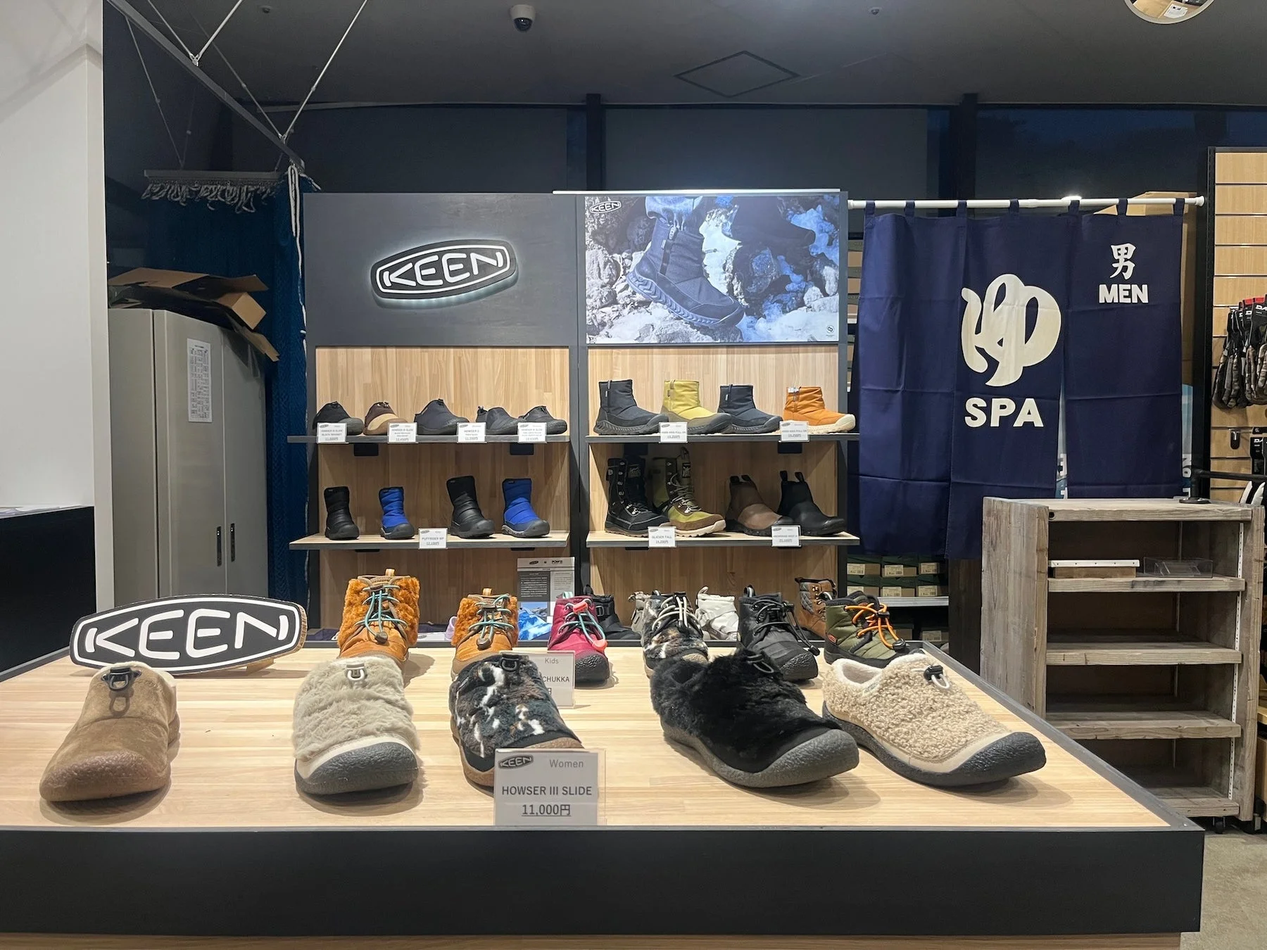 KEEN店舗ディスプレイ