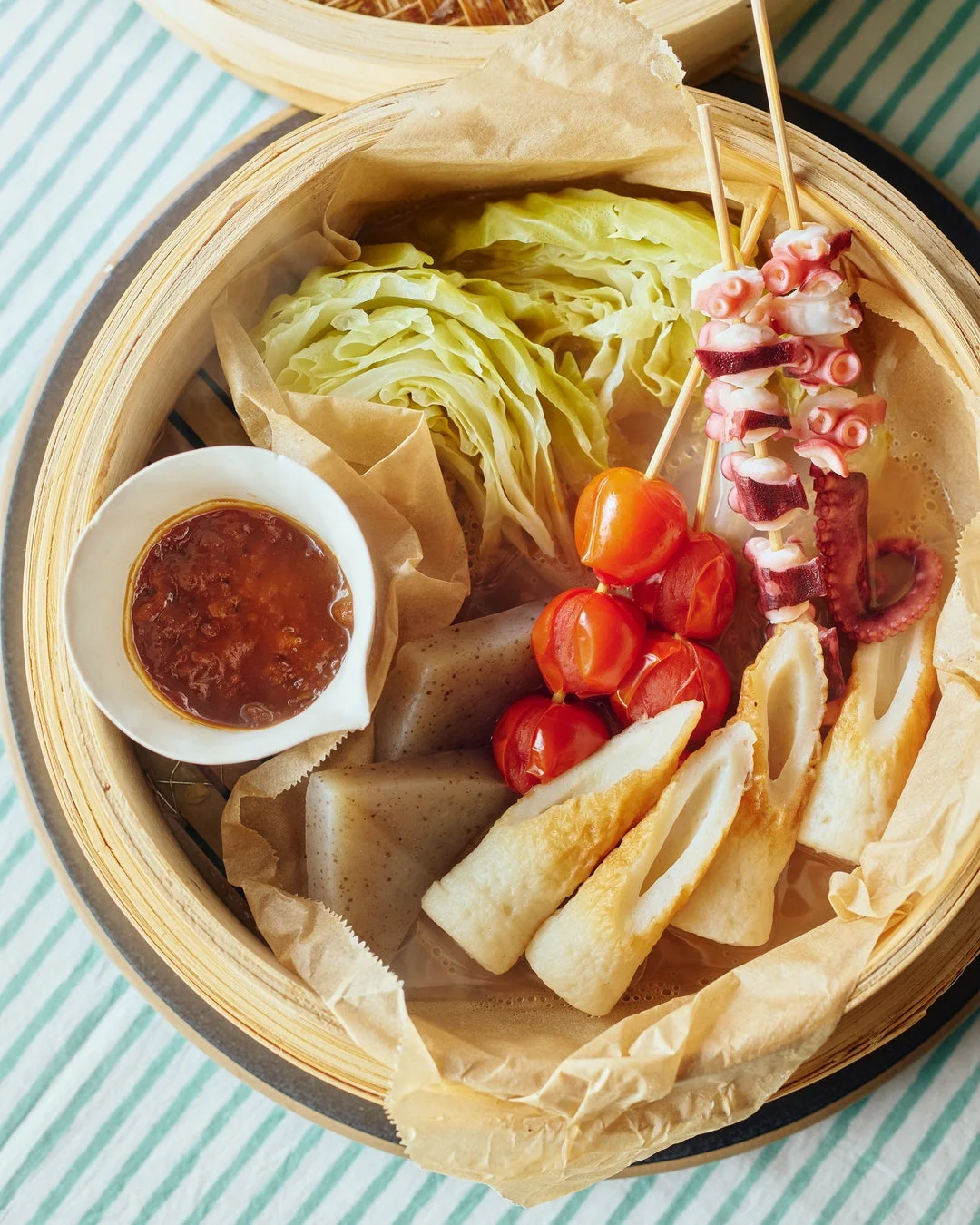 タコ串と野菜の蒸し料理