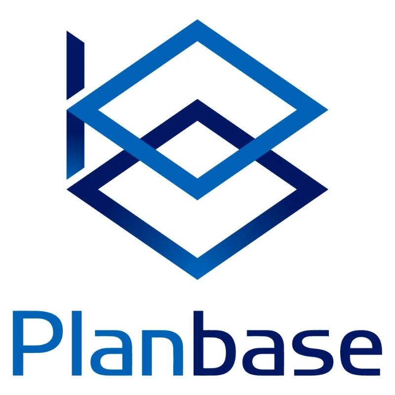 青色の幾何学的な図形が組み合わされた抽象的なロゴと、「Planbase」というテキストが配置された画像です。企業やブランドの識別に使用されるデザイン要素を含んでいます。