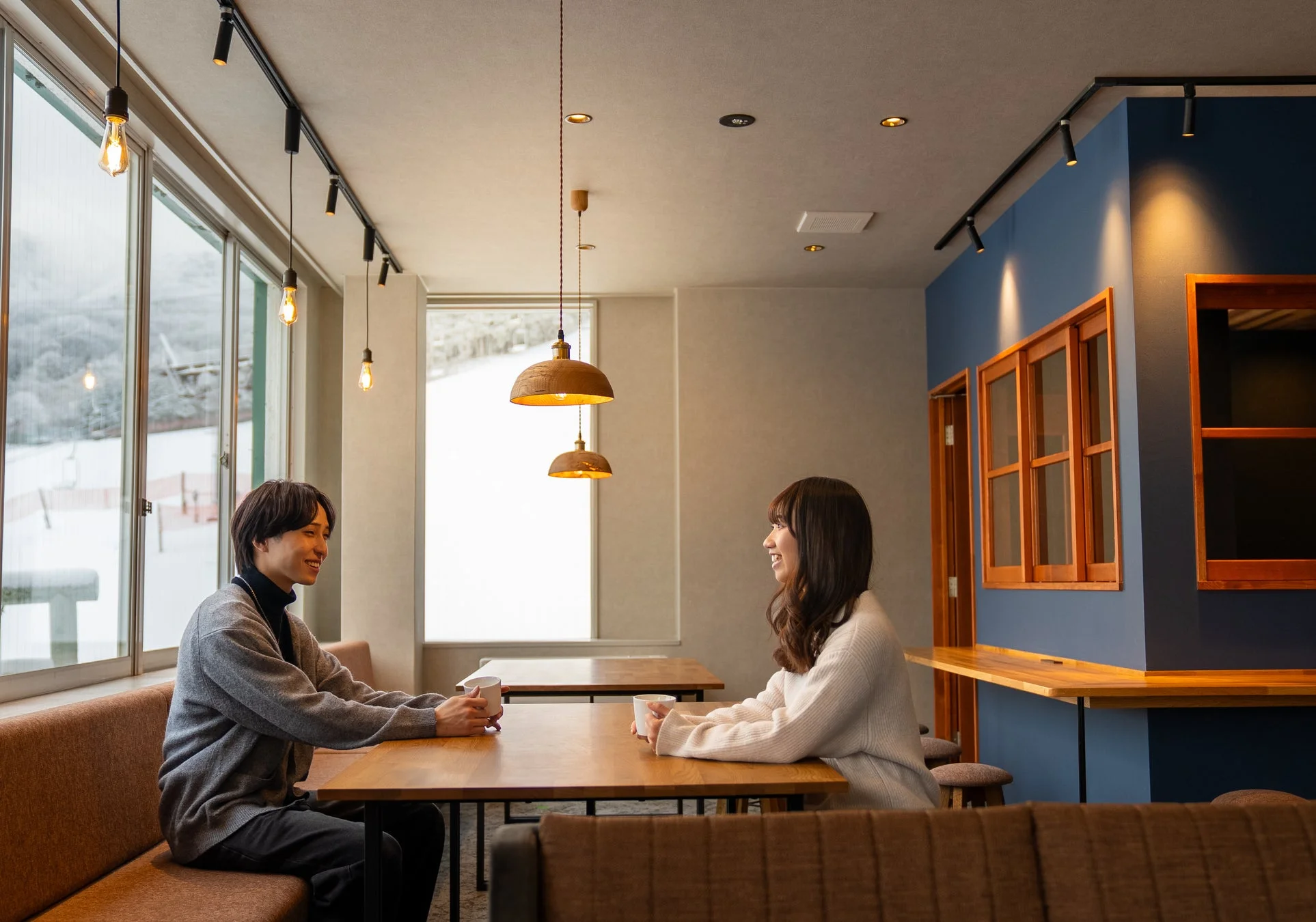 カフェで談笑する男女