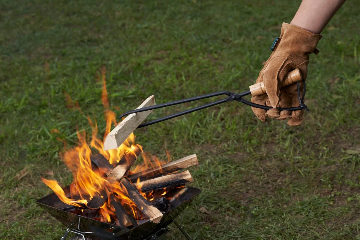 薪をつかむ様子