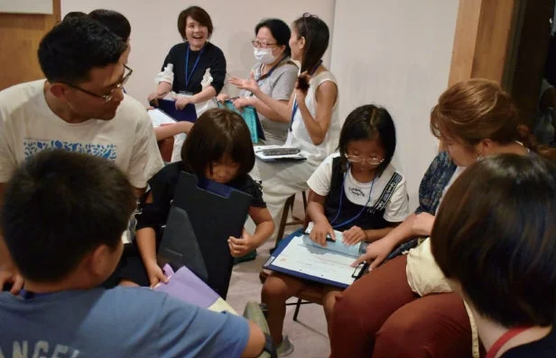 屋内でワークショップに参加する大人と子供