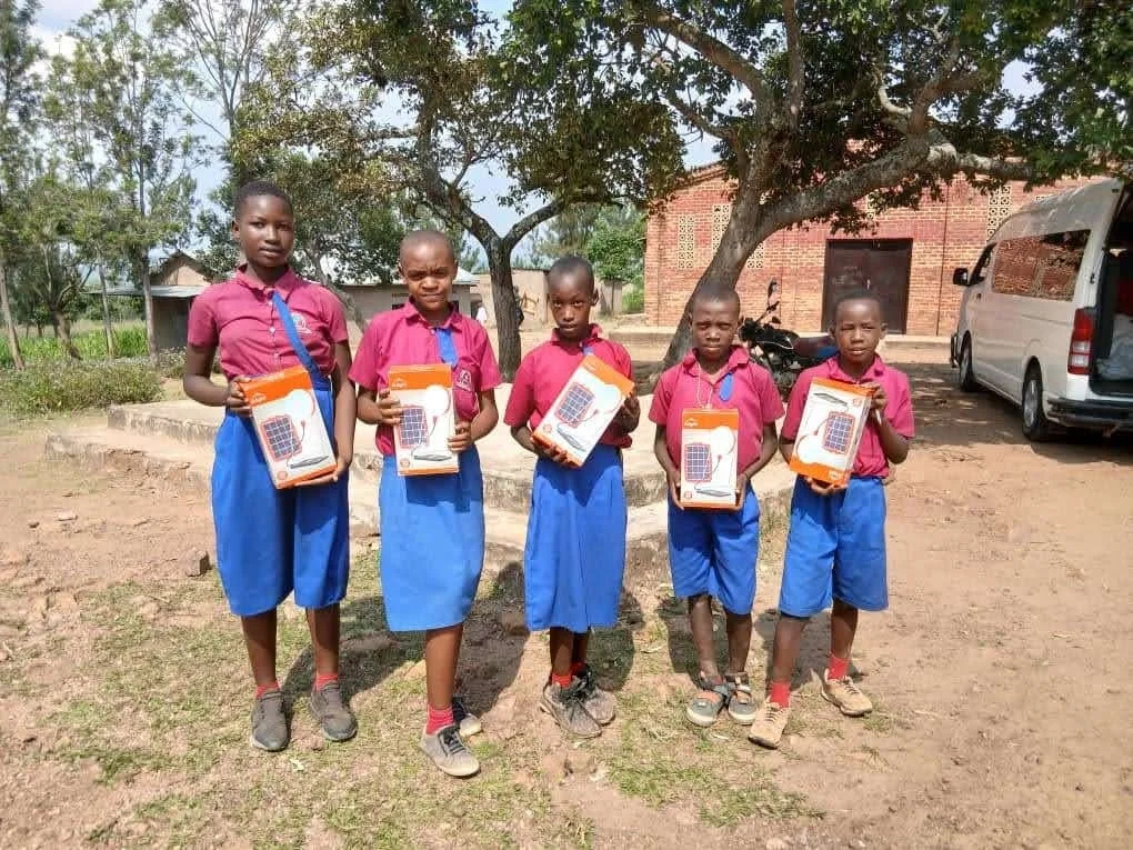 ソーラーライトの箱を手にして喜ぶ子供たち