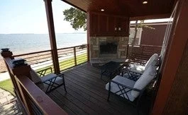 水辺に面したパティオ