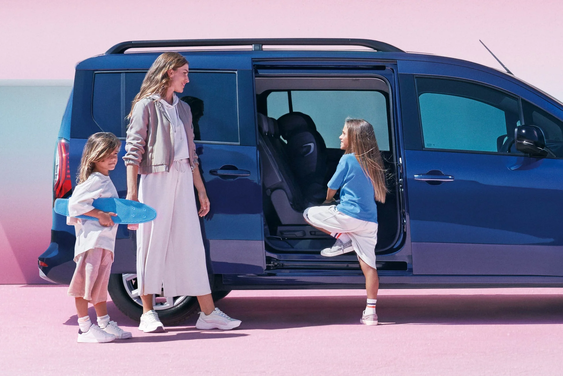 ミニバンに乗車する母親と子供たち