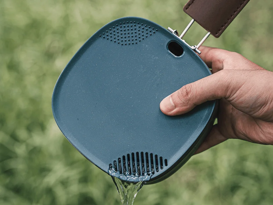 手がまな板を持っている様子