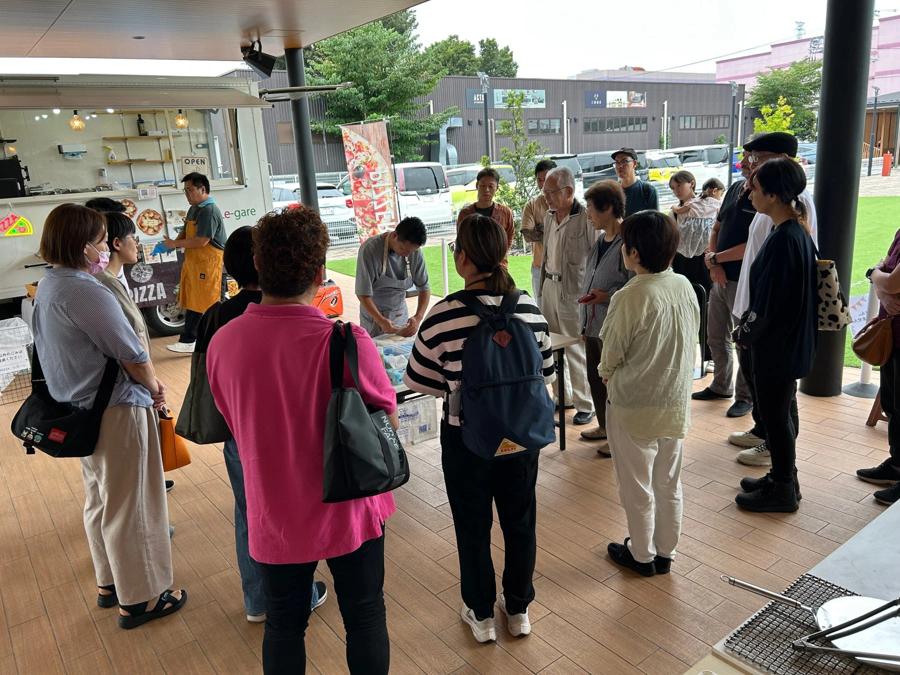 フードトラックに集まる人々