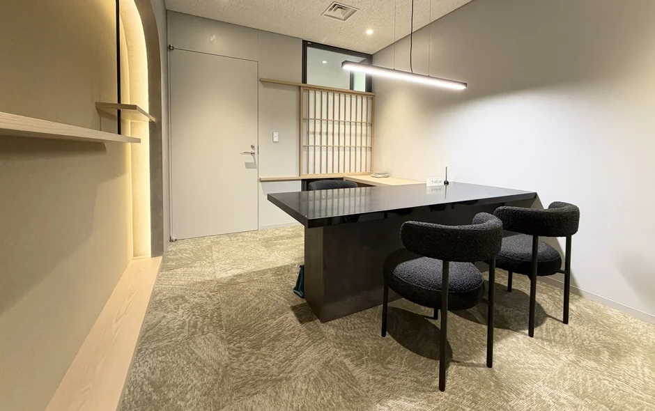 モダンでミニマリストな内装の応接室または相談室