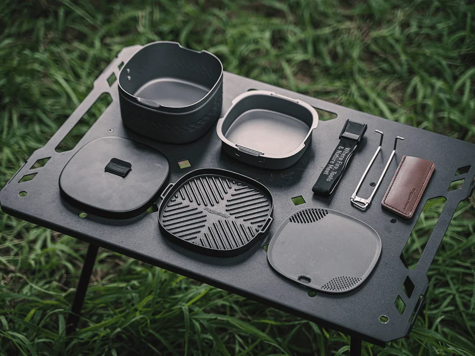 キャンプ用の調理器具一式が並べられている様子