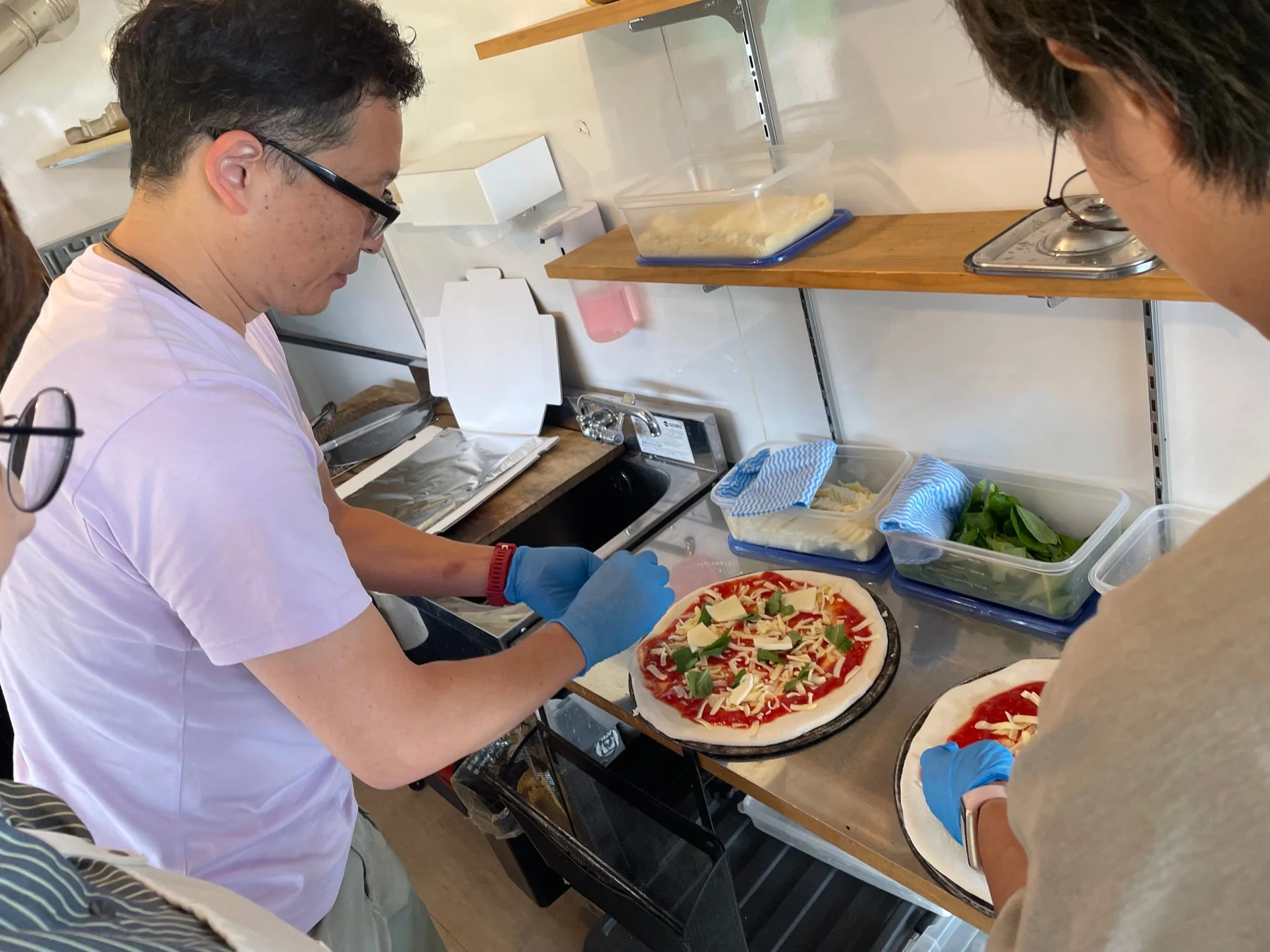 数人がピザを準備