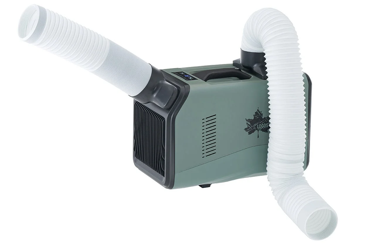 LOGOSブランドのポータブルスポットクーラーが白い背景に置かれている画像です。