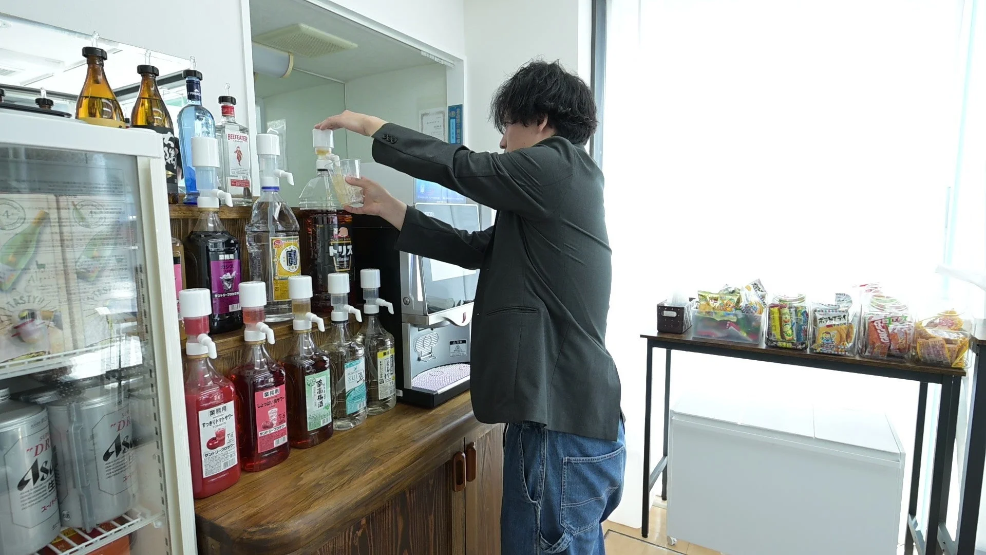 セルフサービスで飲み物を注ぐ男性