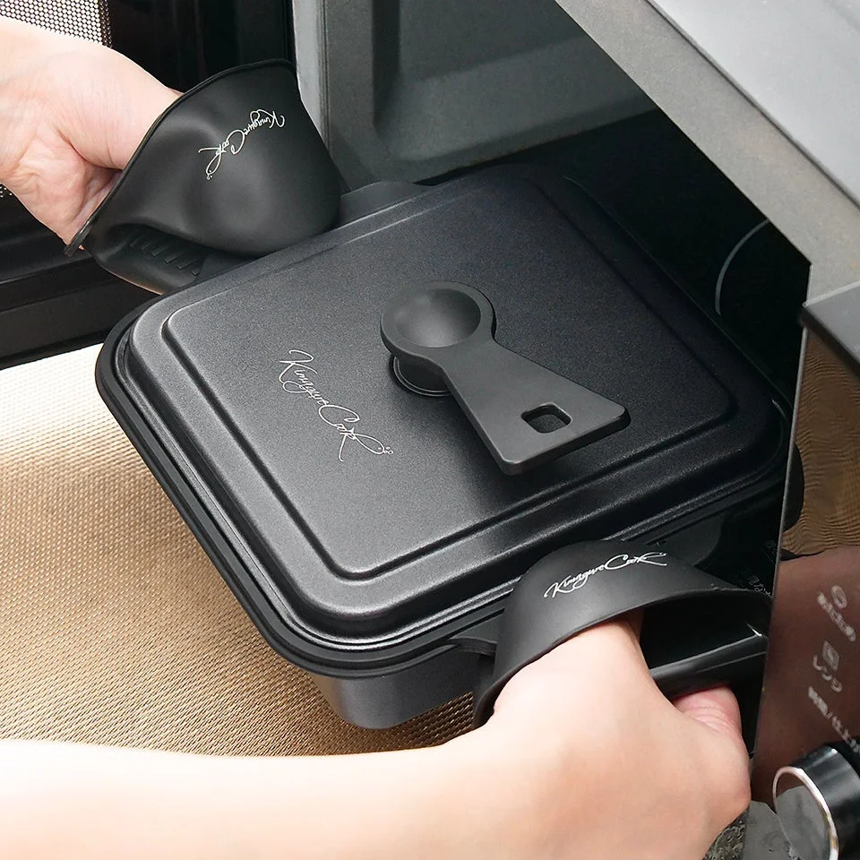 電子レンジにグリルプレートを入れる様子