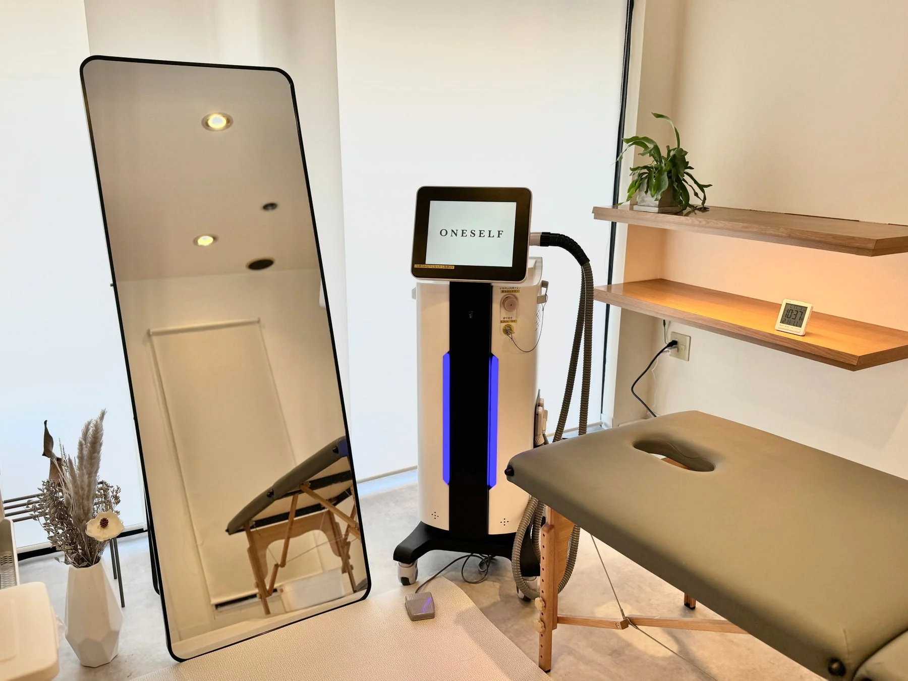 セルフエステ機器ONESELFが中央に置かれた施術室