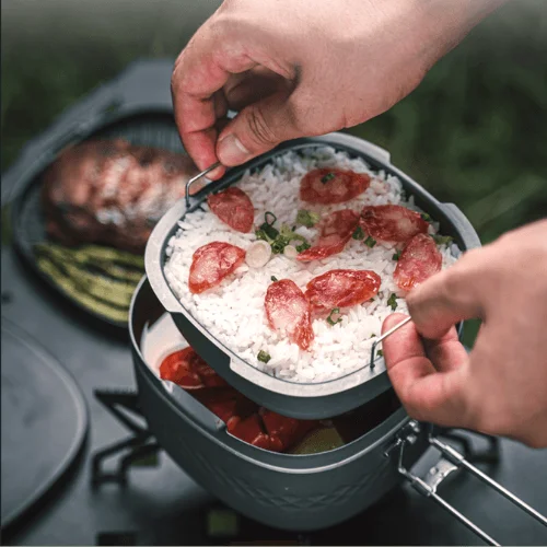 携帯コンロで調理される蒸し料理の様子