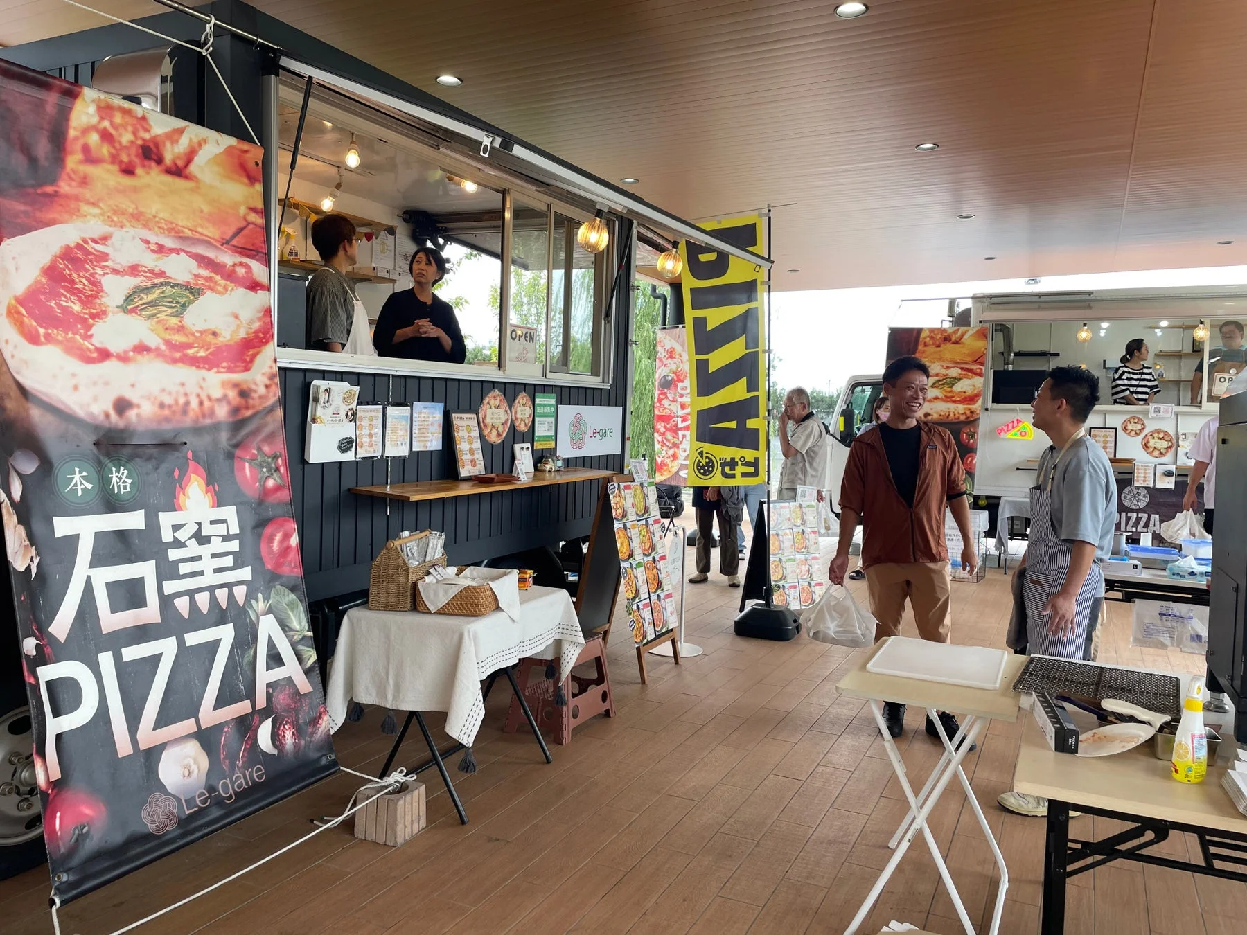 フードトラックと人々