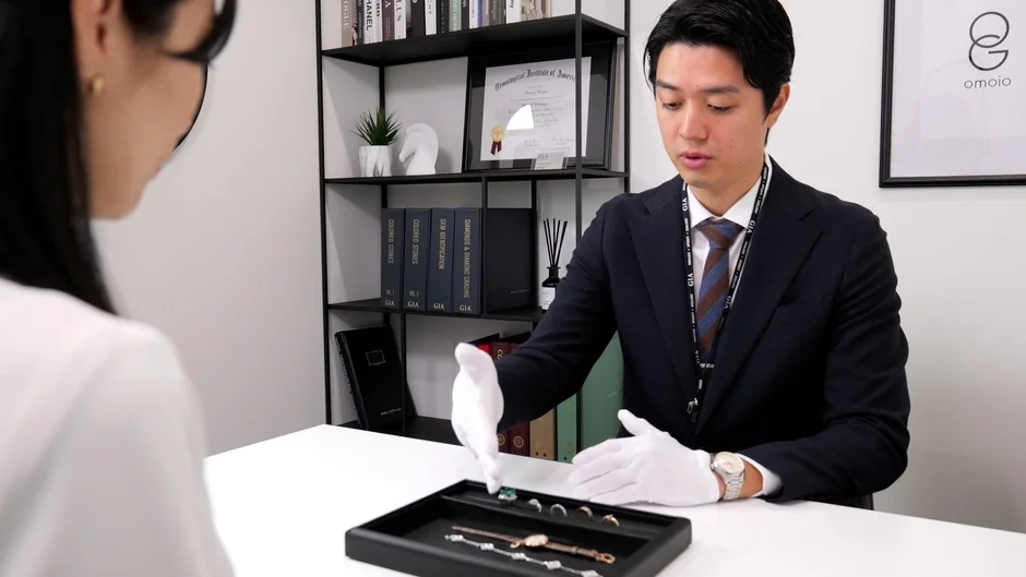 GIAの専門家が顧客にジュエリーを説明している場面