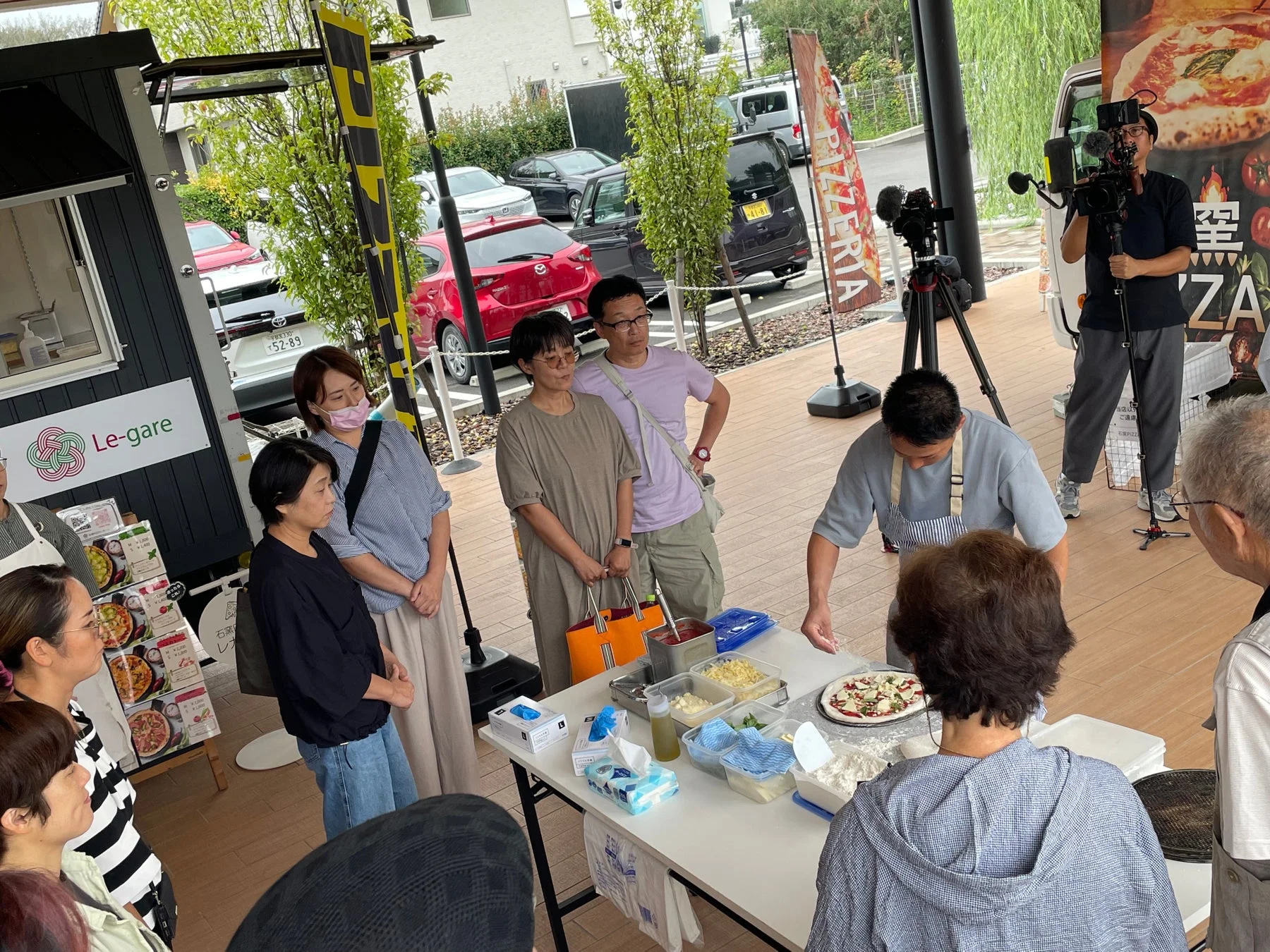ピザ作りイベントで人々が注目