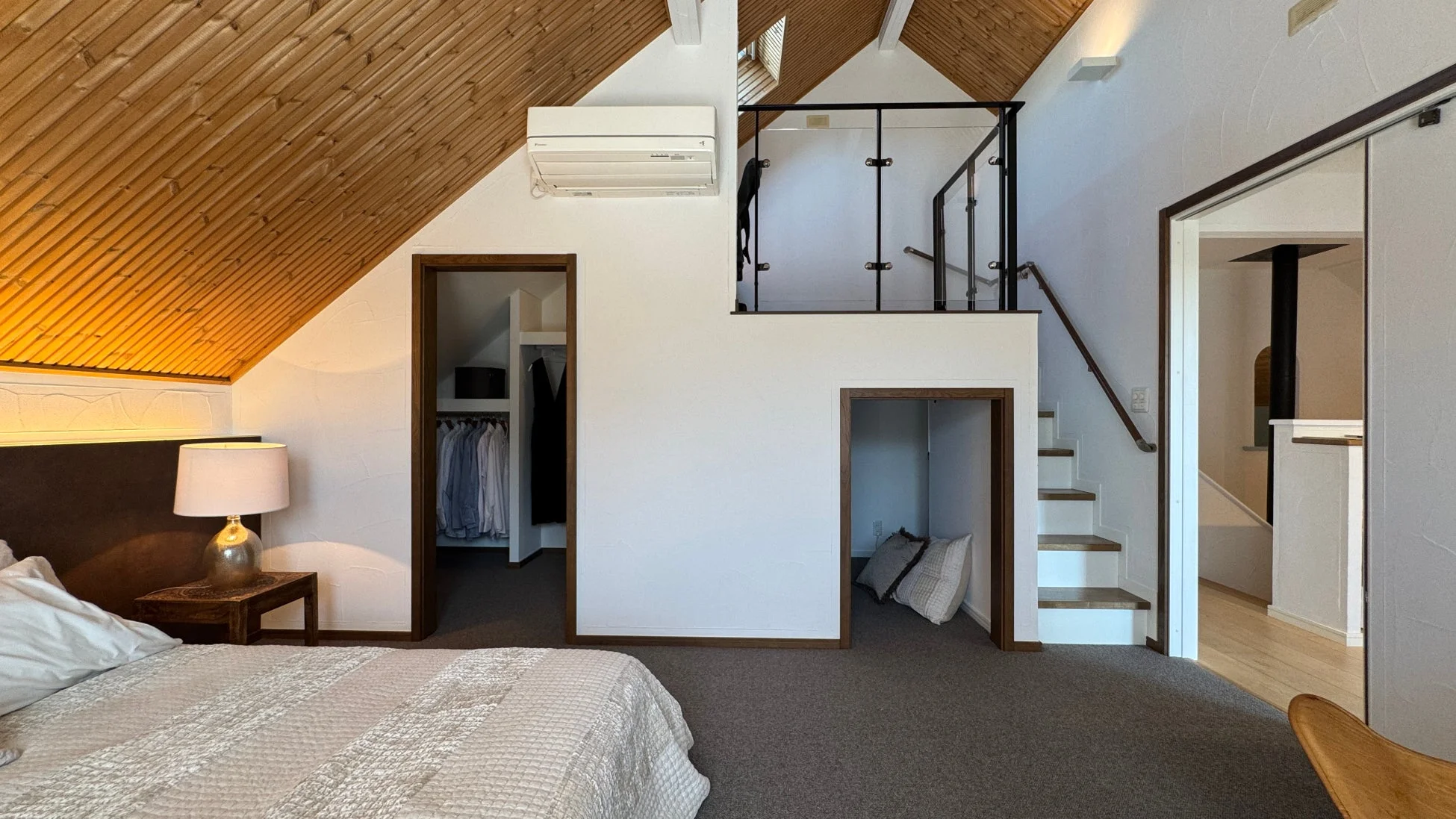 ロフト付きの寝室