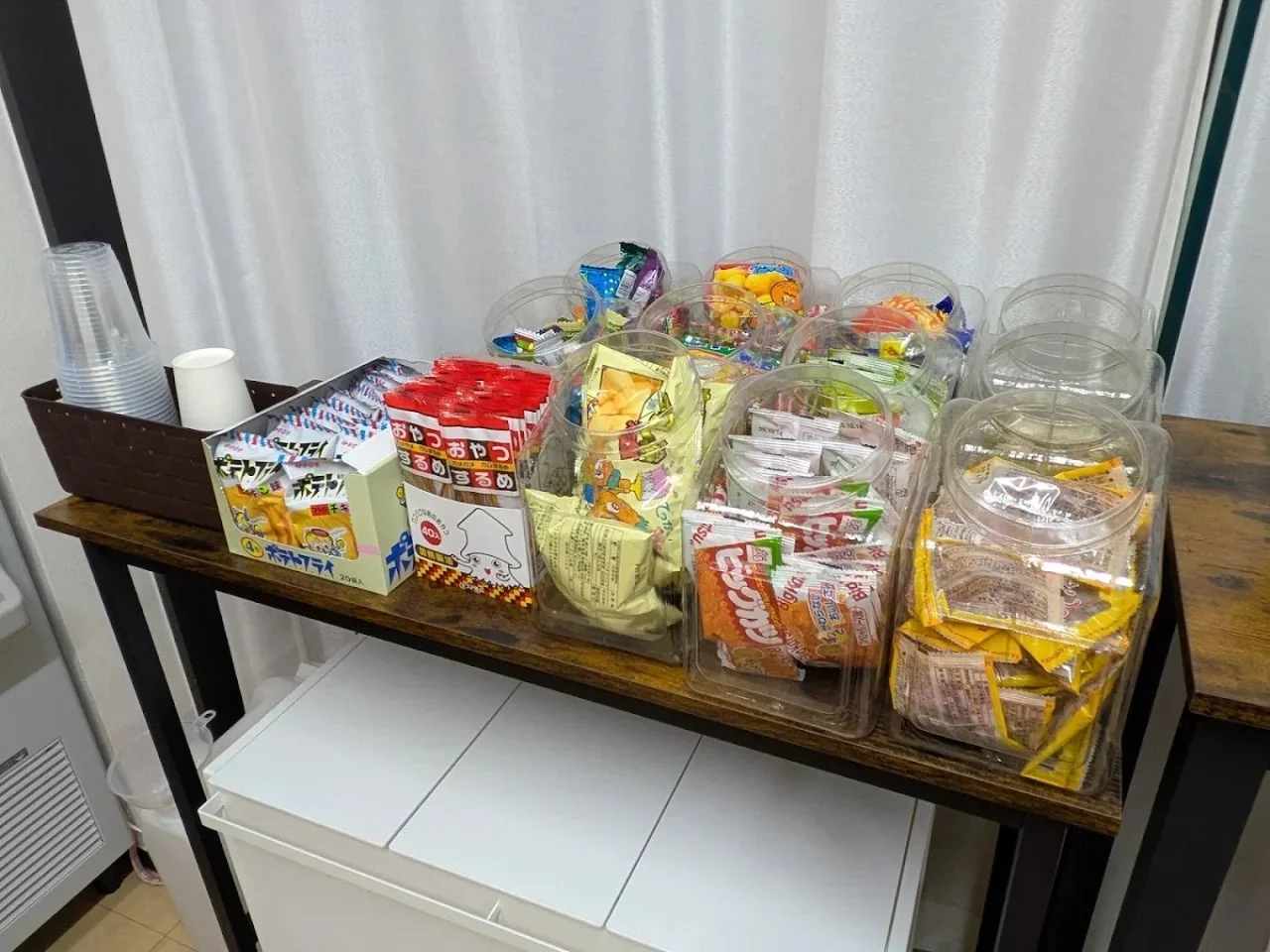 様々なお菓子が並べられたテーブル