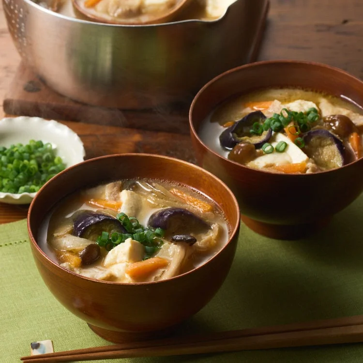 豆腐、ナス、人参、ねぎなどの具材がたっぷり入った温かい味噌汁
