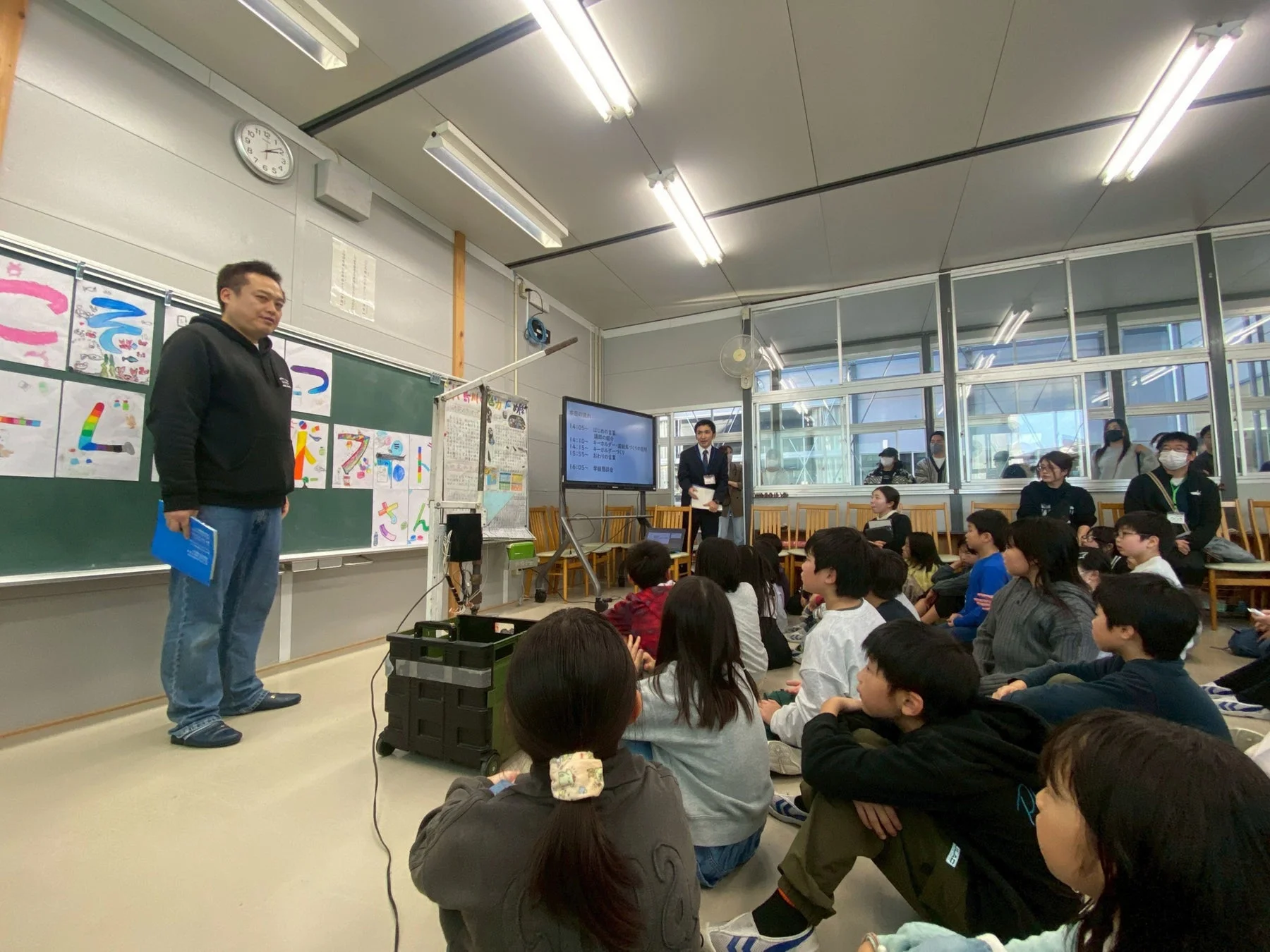 ワークショップの説明を聞く児童たち