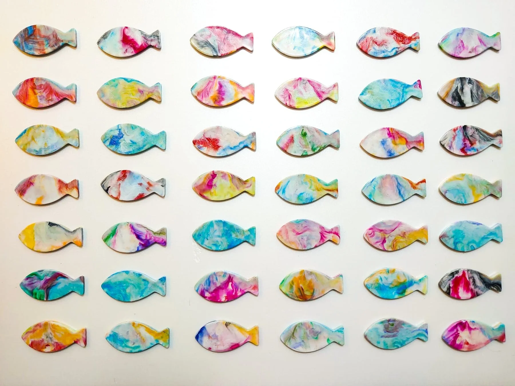 マーブル模様の魚のオブジェ