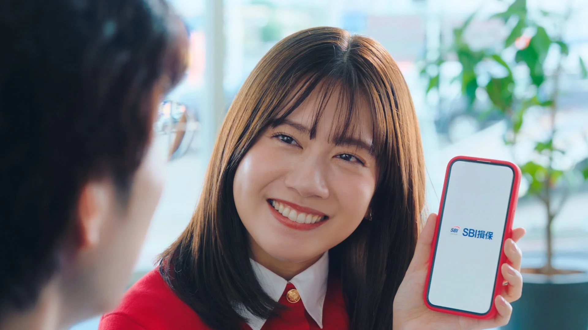 SBI損保のロゴとスマートフォン