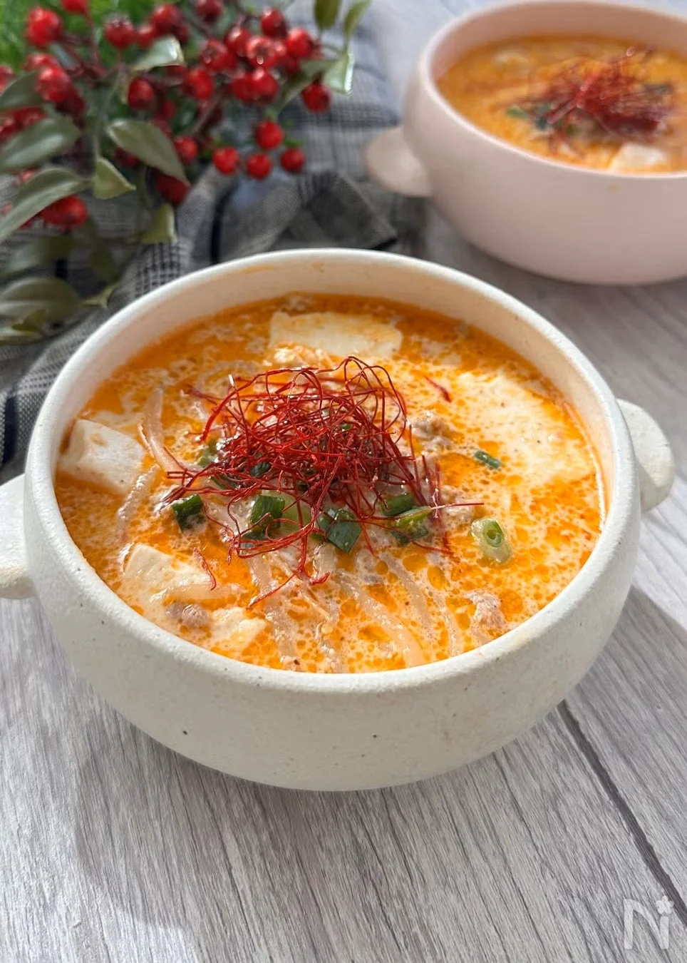 豆腐や豚肉、糸唐辛子がトッピングされたスンドゥブチゲ風の鍋料理