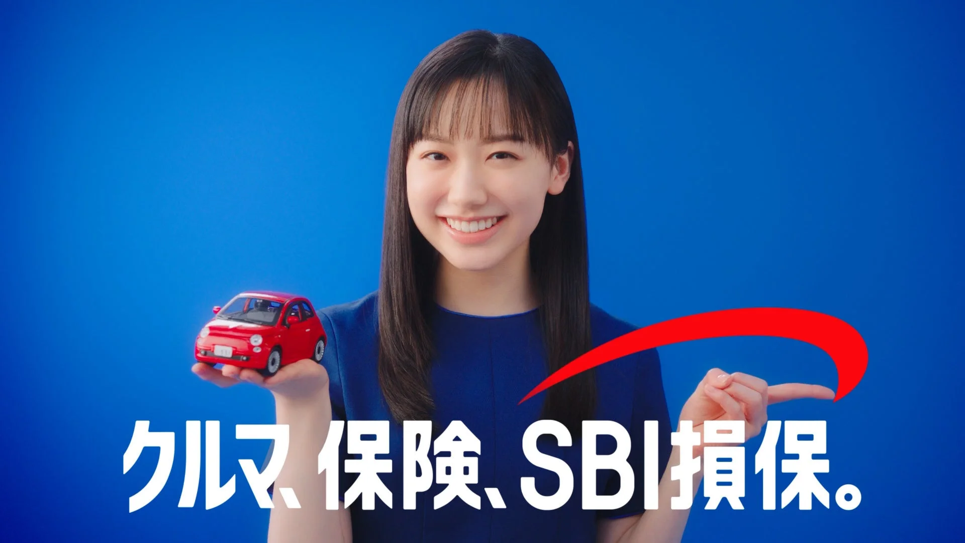 芦田愛菜さんが赤いミニカーを持って指差しする様子