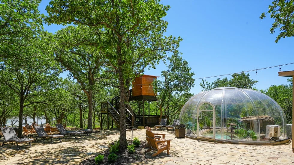 ツリーハウスとドーム型プール