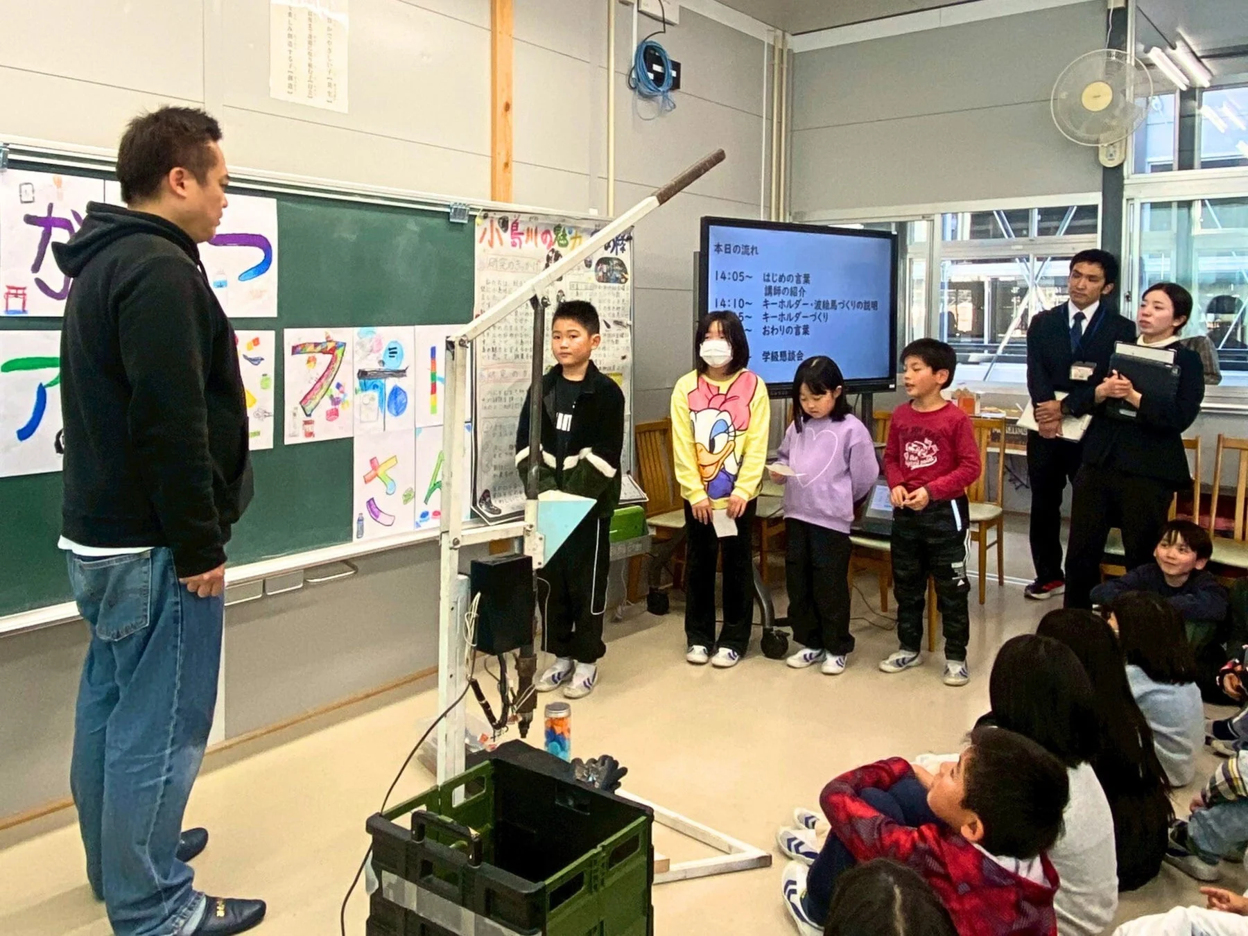 ワークショップのスケジュールが映るスクリーン