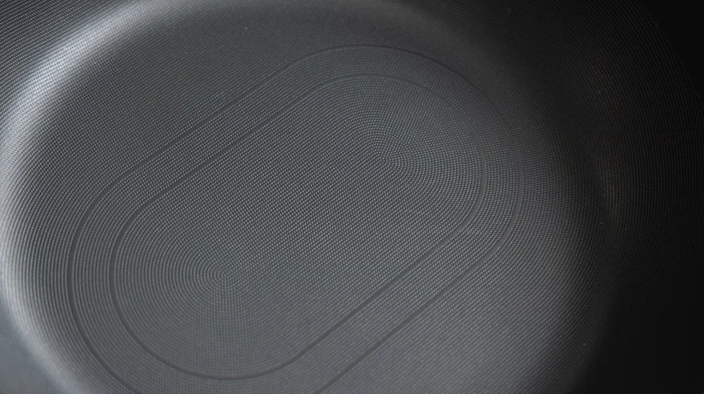 エッチング加工されたフライパンの表面