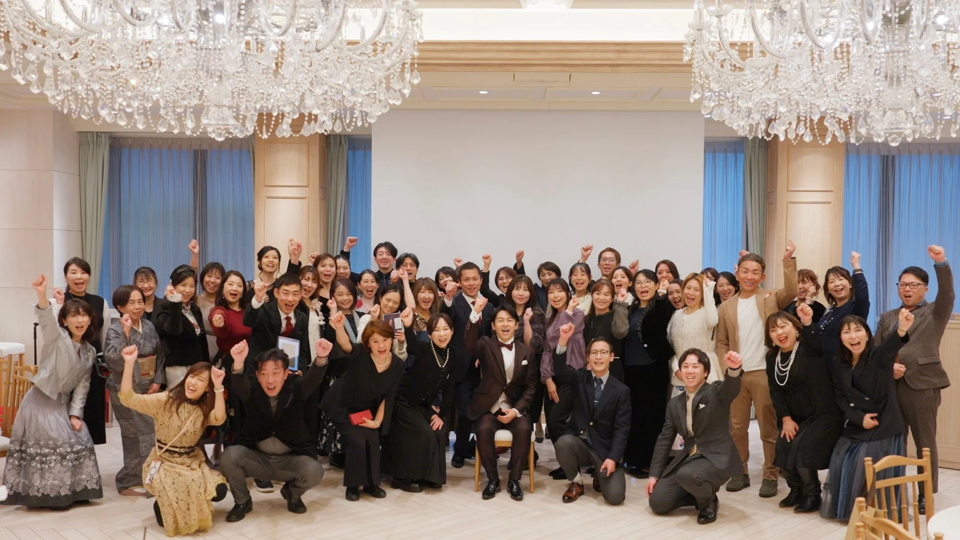 出版発表会のような集合写真