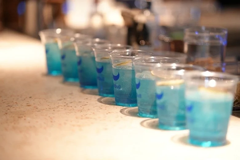 青いドリンクが並べられたカウンター