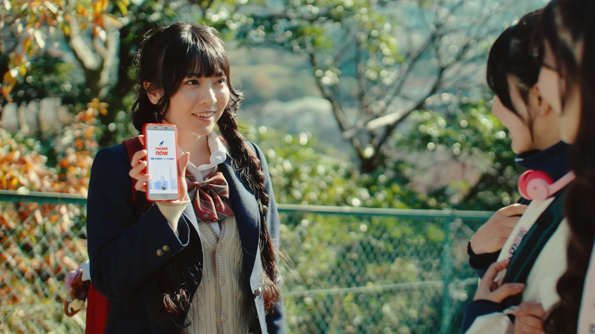 スマホを見せる女子高生