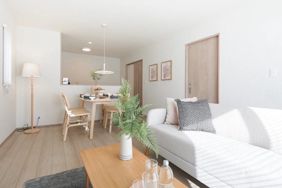 明るいリビングダイニング