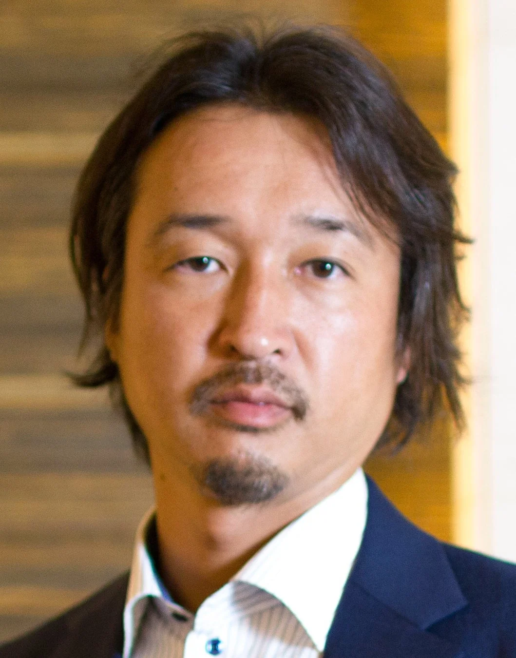 口ひげと顎ひげのあるアジア人男性のポートレート