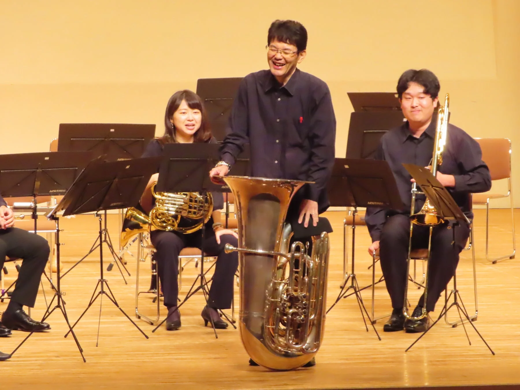 金管楽器を演奏するミュージシャン