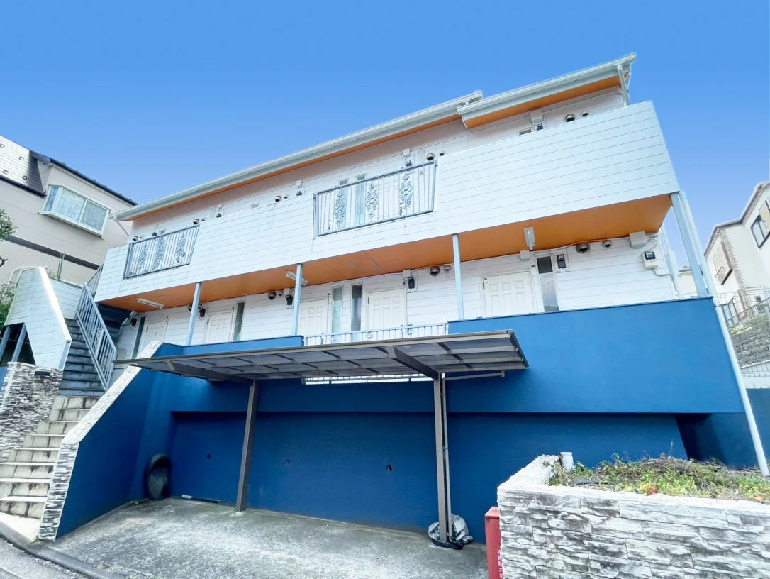 青い外壁と白い上層階が特徴的な集合住宅