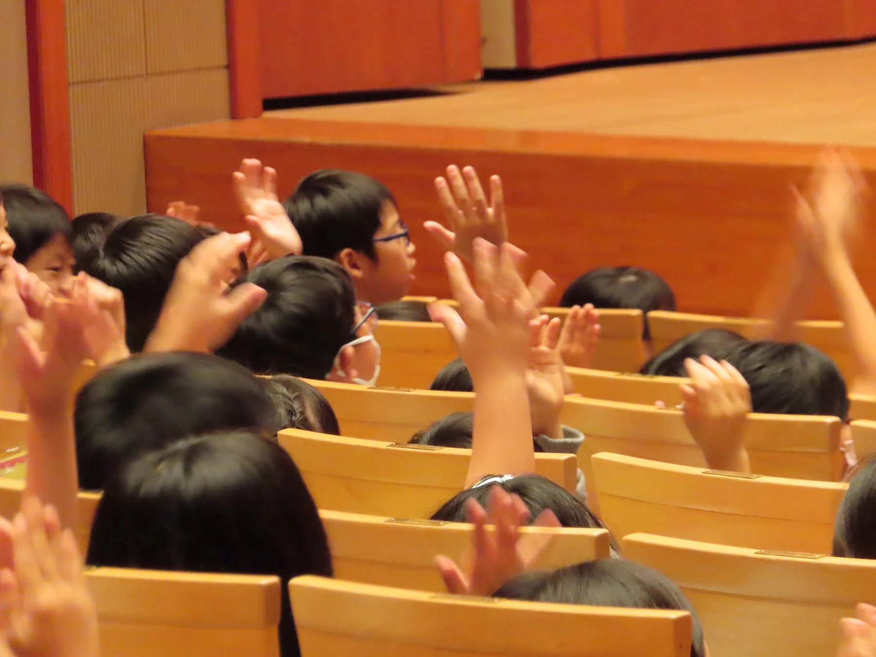 手を挙げる子どもたち