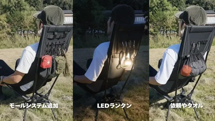 キャンプチェアに座る人物が、背もたれの多機能性を示しています