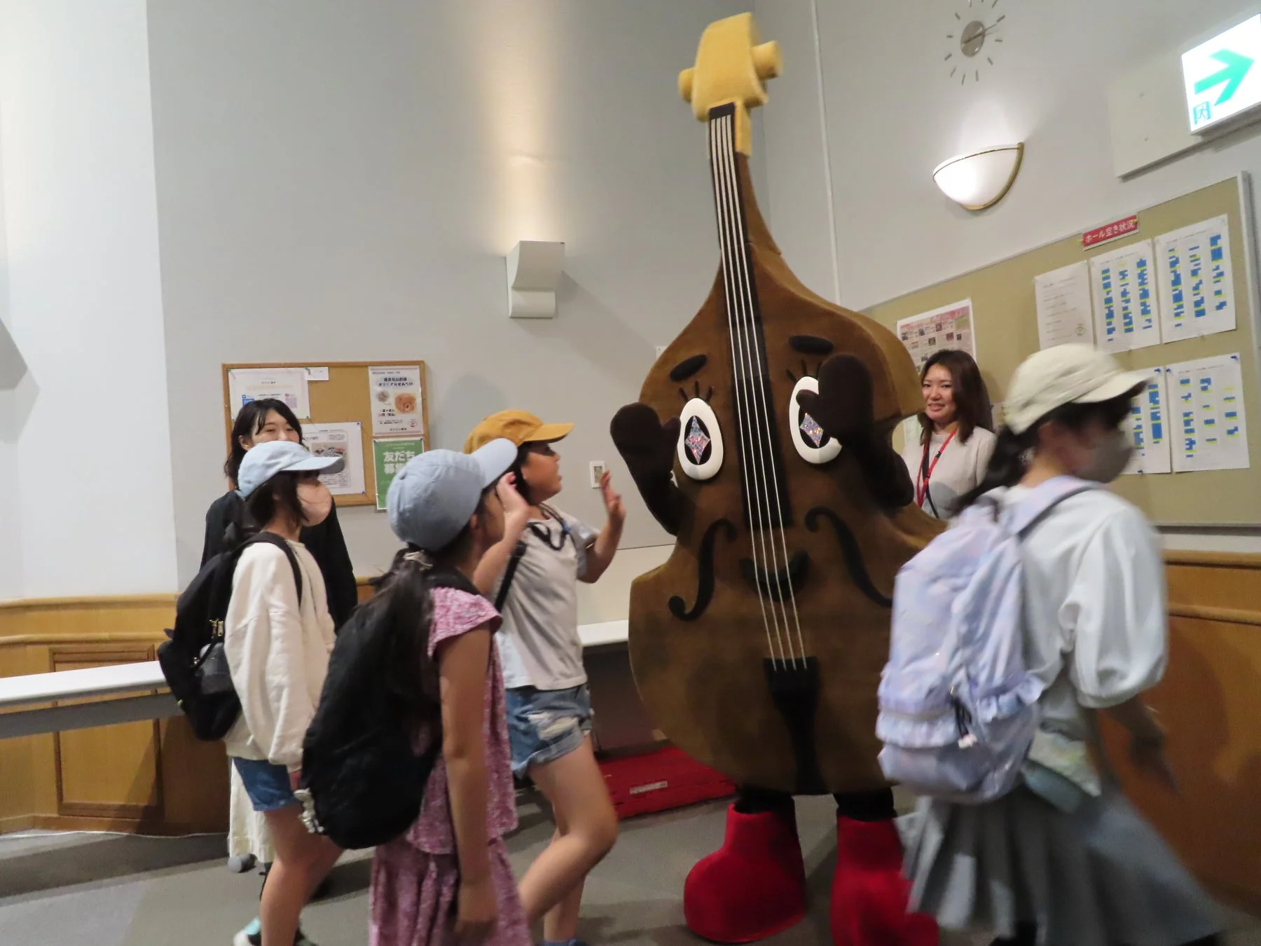 楽器のマスコットと交流する子どもたち