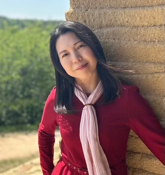 優しく微笑む女性