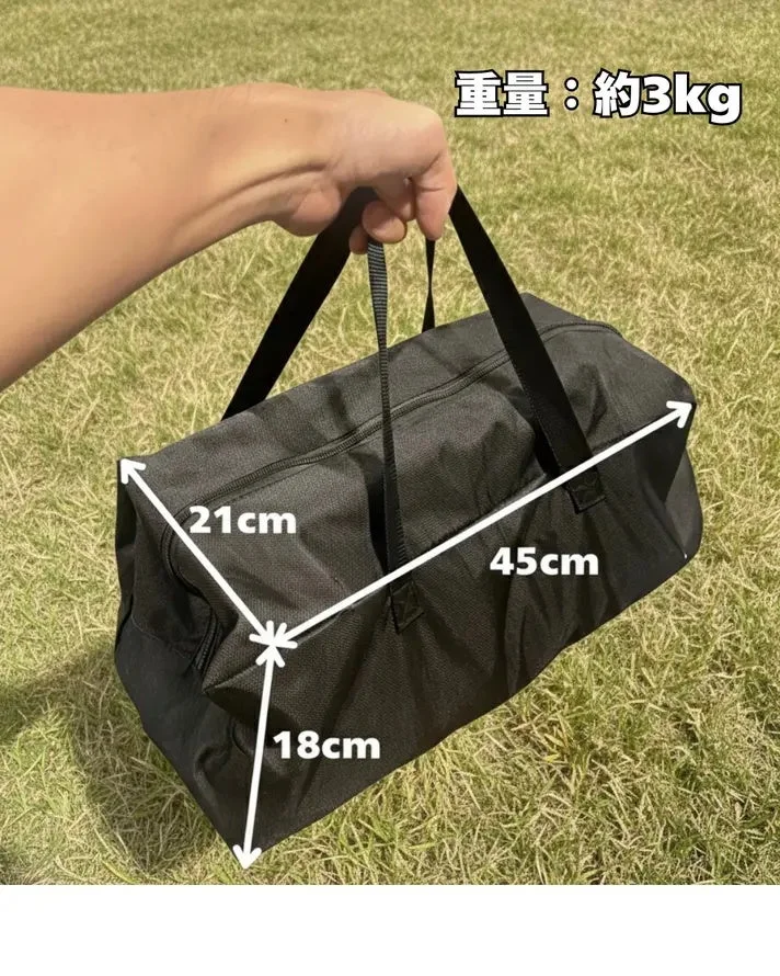 黒い収納バッグを屋外で人が持っており、そのサイズと重量が示されています