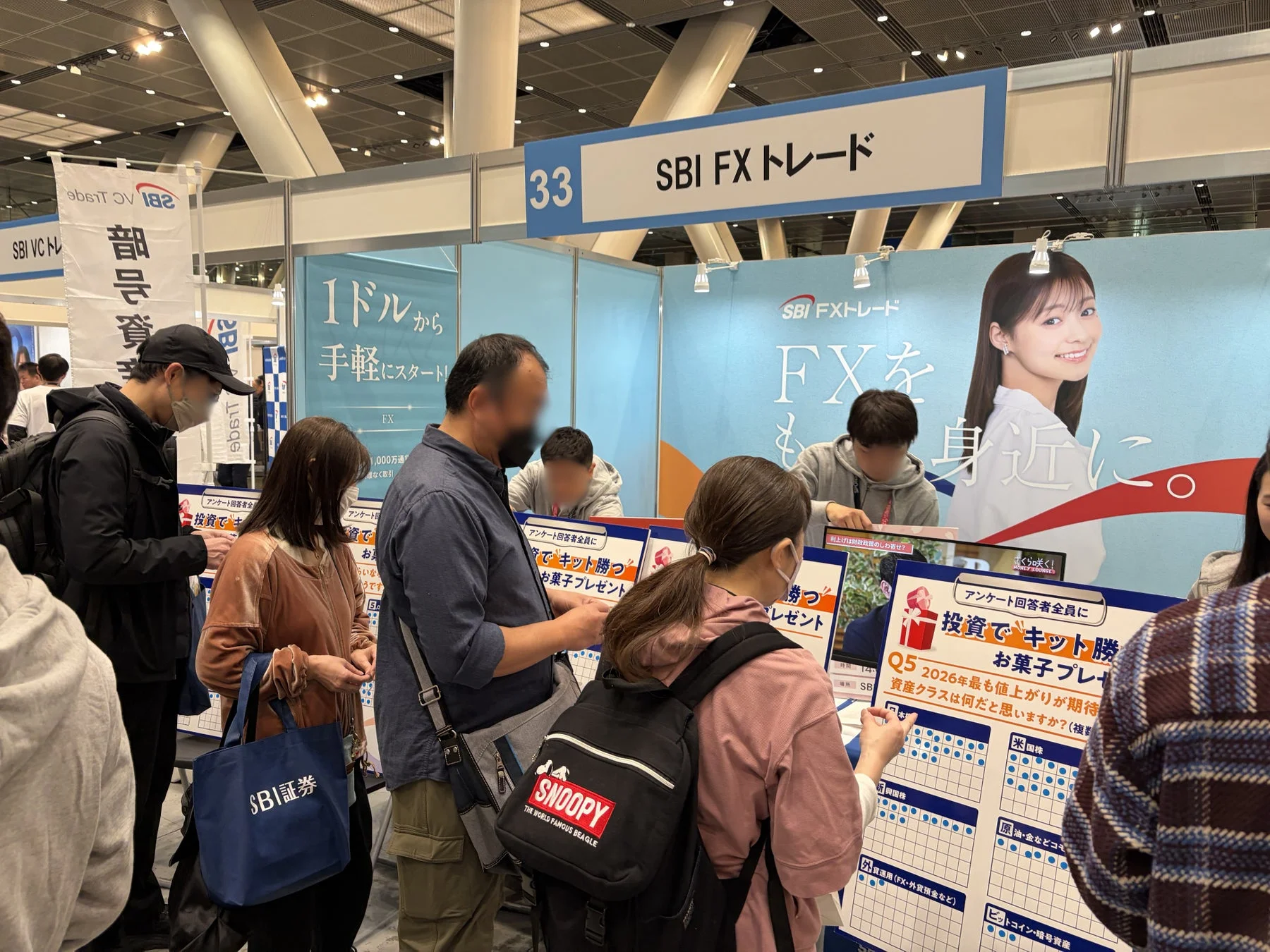 ブースでアンケートに答える来場者