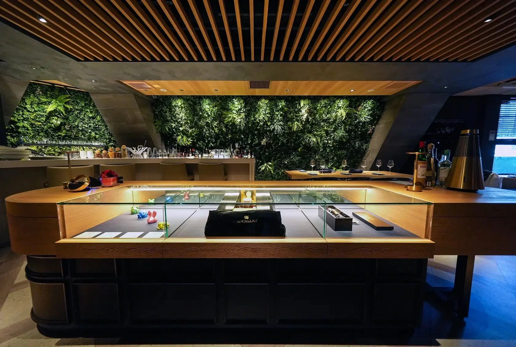 BAR FIVE Arrows 内装