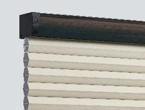 淡い色のプリーツ状のブラインド