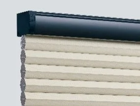 ベージュ色のプリーツブラインドのクローズアップ